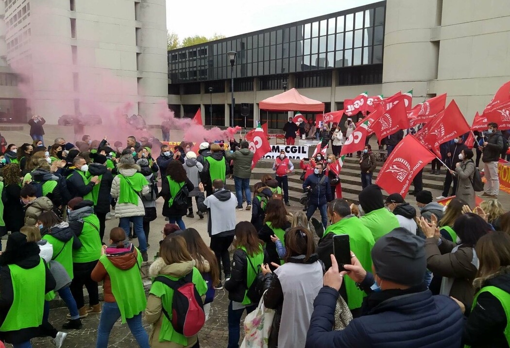 A crowd of 150 workers in of the SaGa coffee machine factory regional administration A crowd of 150 workers in of the SaGa coffee machine factory regional administration